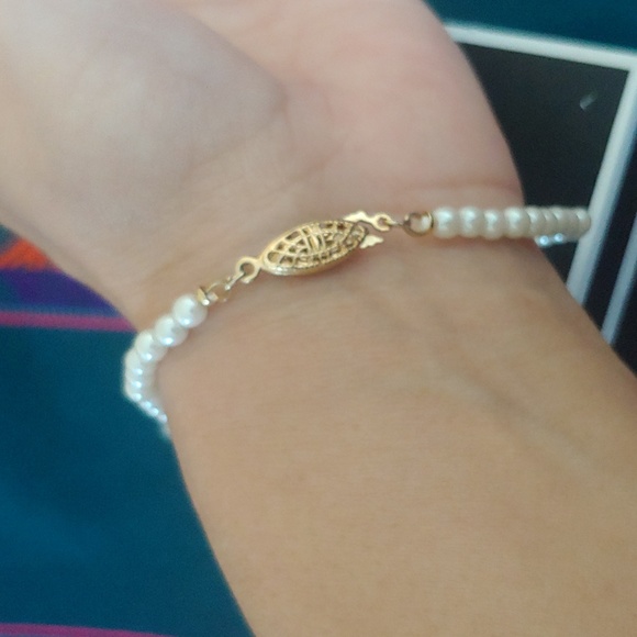 Vintage Petite Faux Pearl Women's Bracelet, 7.5 inches, White/Gold-tone - Picture 8 of 10